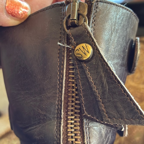 STUART WEITZMAN leather combat boots, brown, brass buckle/straps, lug sole. 7 - Picture 11 of 17